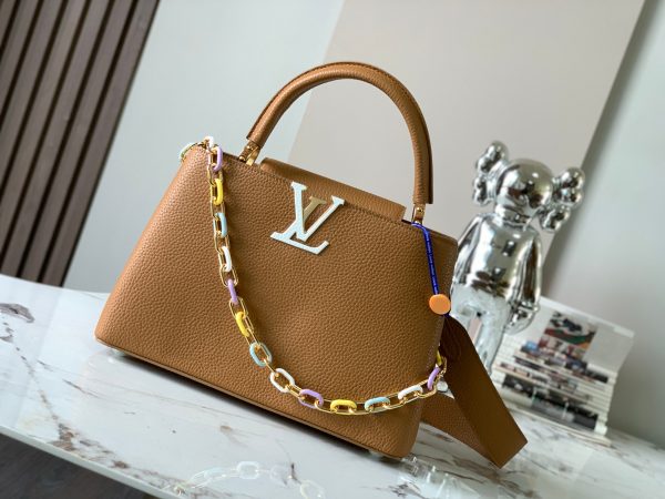 The Capucines medium-sized handbag M21652 has a deep apricot yellow gold buckle - Image 6