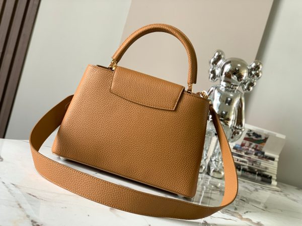 The Capucines medium-sized handbag M21652 has a deep apricot yellow gold buckle - Image 4