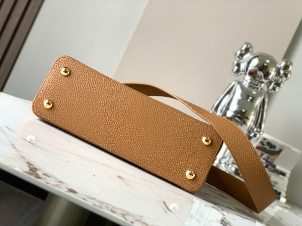 The Capucines medium-sized handbag M21652 has a deep apricot yellow gold buckle - Image 8