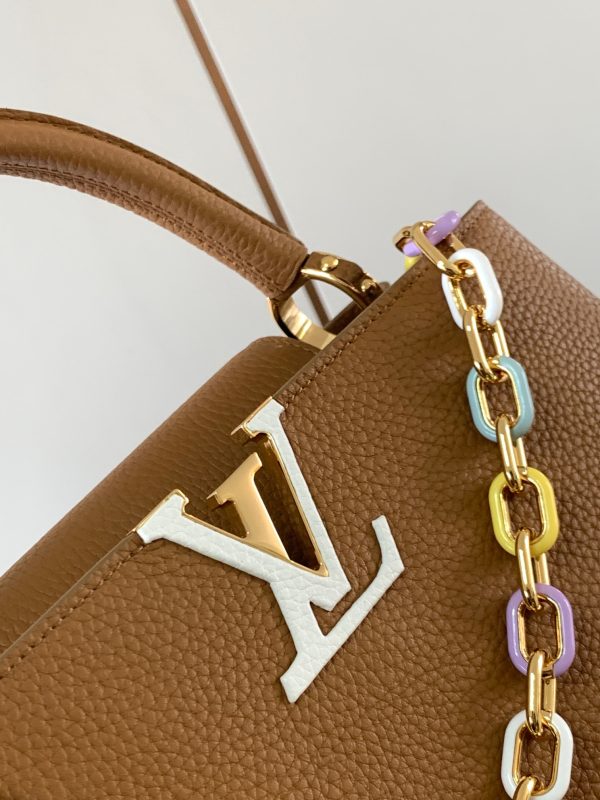 The Capucines medium-sized handbag M21652 has a deep apricot yellow gold buckle - Image 5