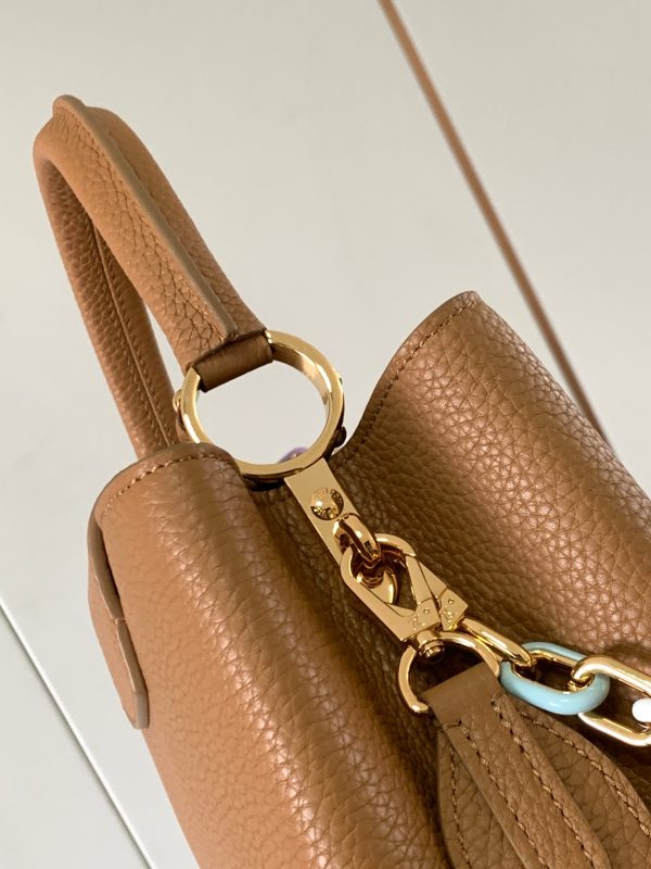 The Capucines medium-sized handbag M21652 has a deep apricot yellow gold buckle - Image 2