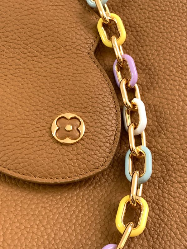 The Capucines medium-sized handbag M21652 has a deep apricot yellow gold buckle - Image 9