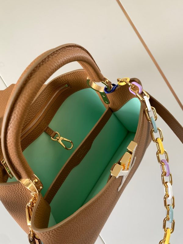 The Capucines medium-sized handbag M21652 has a deep apricot yellow gold buckle - Image 7