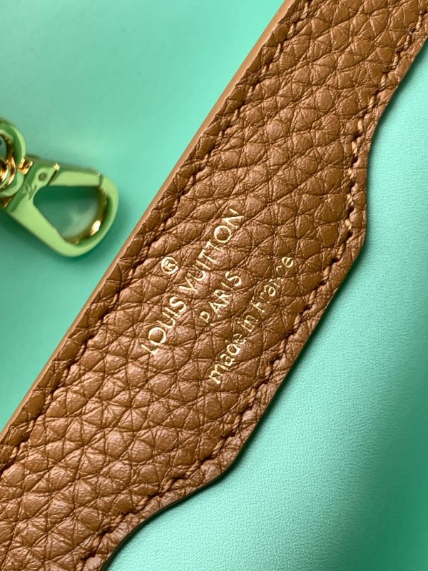 The Capucines medium-sized handbag M21652 has a deep apricot yellow gold buckle - Image 3