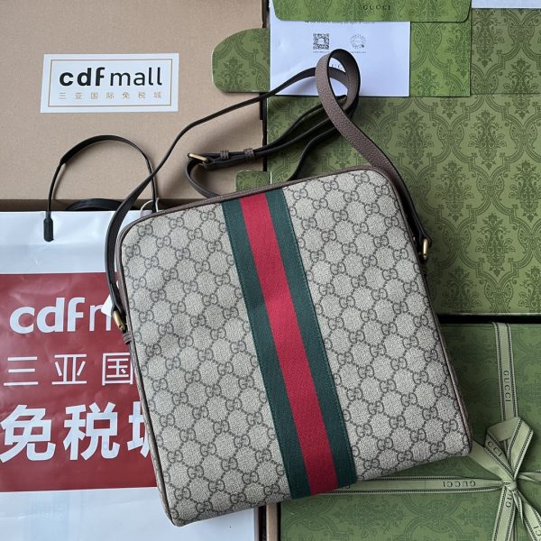 GG Supreme canvas has launched a classic and timeless combination of blue and beige. - Image 8