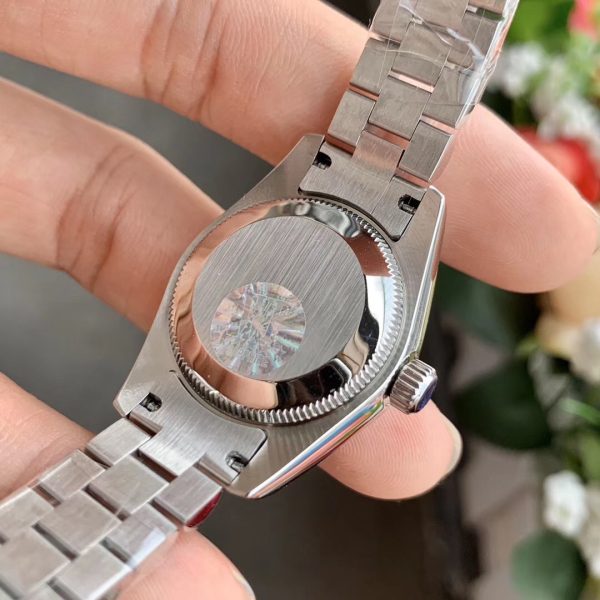 TheòºÊ½ watch strap style is equipped with a foldingòºÊ½ buckle. - Image 4