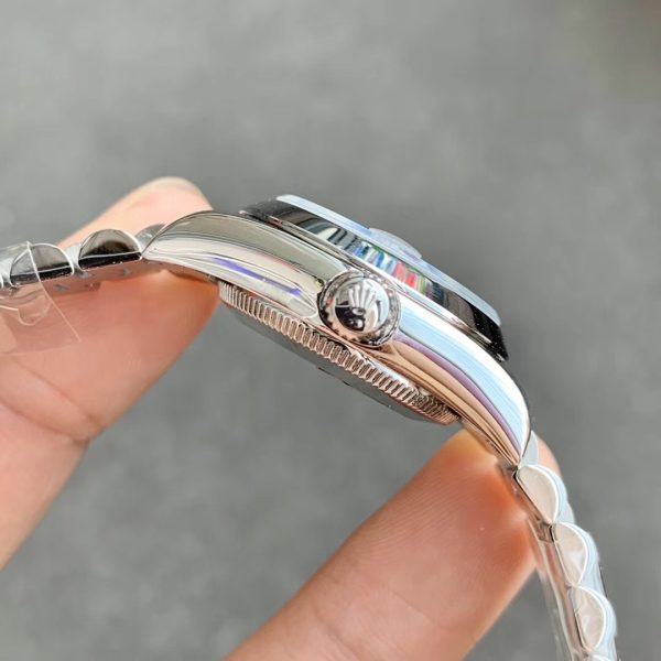 TheòºÊ½ watch strap style is equipped with a foldingòºÊ½ buckle. - Image 3