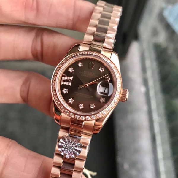 TheòºÊ½ watch strap style is equipped with a foldingòºÊ½ buckle. - Image 6