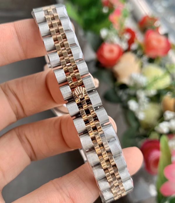 TheòºÊ½ watch strap style is equipped with a foldingòºÊ½ buckle.