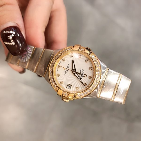 The Omega Constellation PLUMA Light Feather watch is equipped with the 8520 movement - Image 5