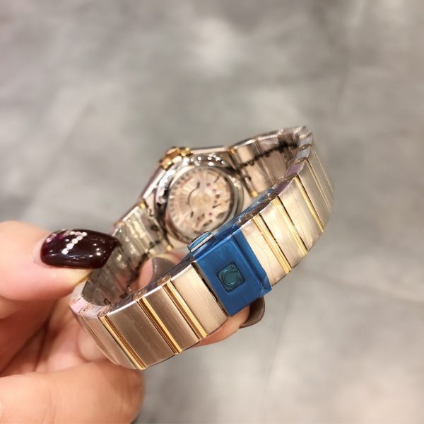 The Omega Constellation PLUMA Light Feather watch is equipped with the 8520 movement - Image 7