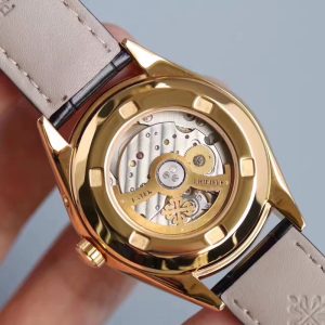 Patek Philippe has launched a new 6-hand complex multi-function wristwatch with a moon phase function.