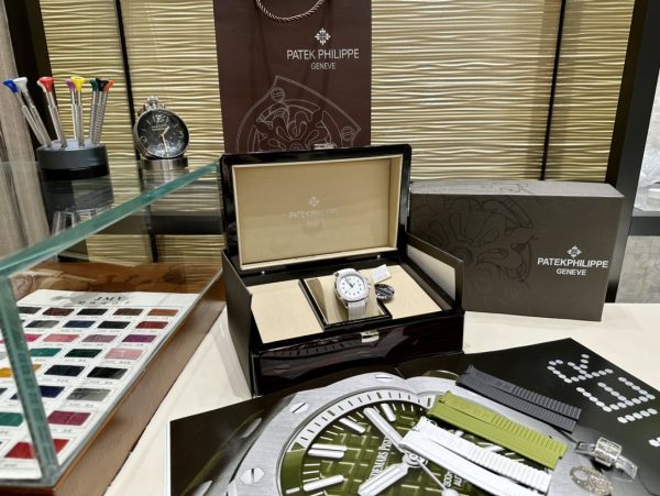 Patek Philippe's exclusive custom-made latest folding clasp, combined with four independent locks - Image 9