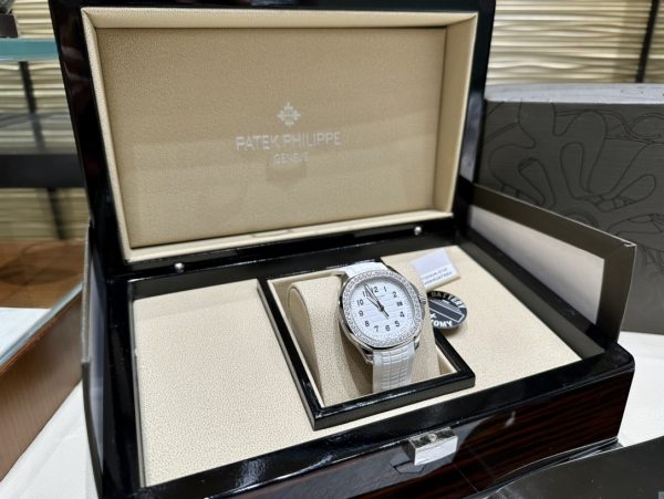 Patek Philippe's exclusive custom-made latest folding clasp, combined with four independent locks - Image 8