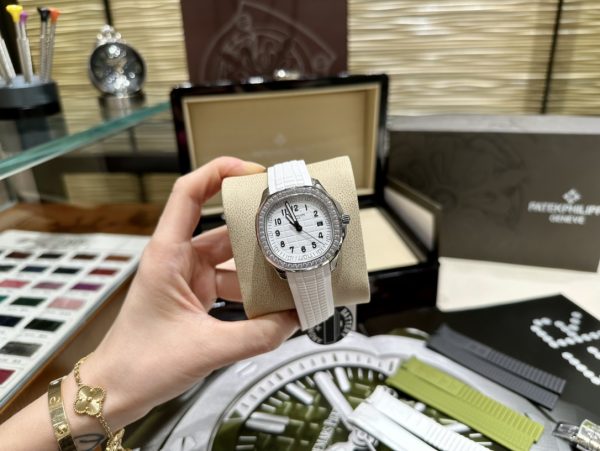 Patek Philippe's exclusive custom-made latest folding clasp, combined with four independent locks - Image 7