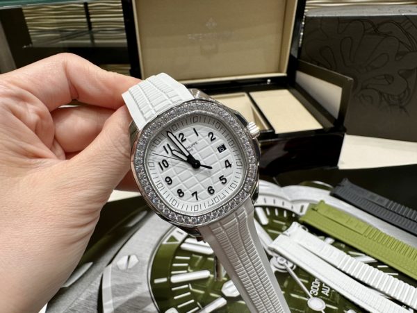Patek Philippe's exclusive custom-made latest folding clasp, combined with four independent locks - Image 6