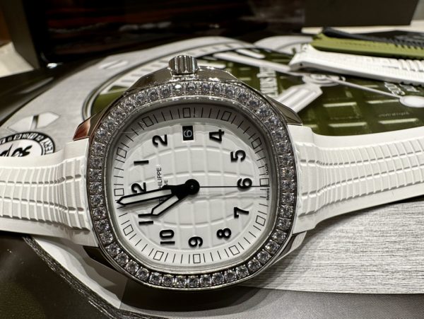 Patek Philippe's exclusive custom-made latest folding clasp, combined with four independent locks - Image 5