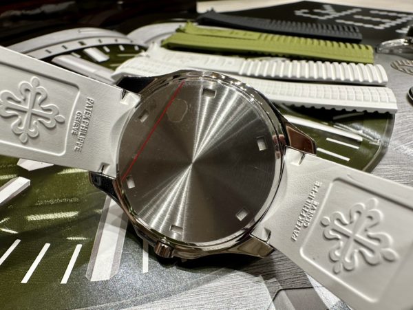 Patek Philippe's exclusive custom-made latest folding clasp, combined with four independent locks - Image 4