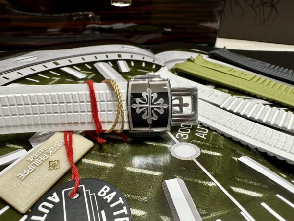 Patek Philippe's exclusive custom-made latest folding clasp, combined with four independent locks - Image 3