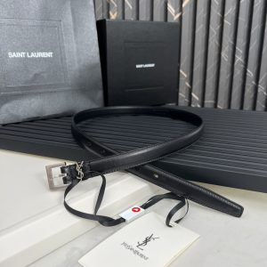 Wear a square-shaped narrow belt and pair it with the Saint Laurent letter-shaped clasp.