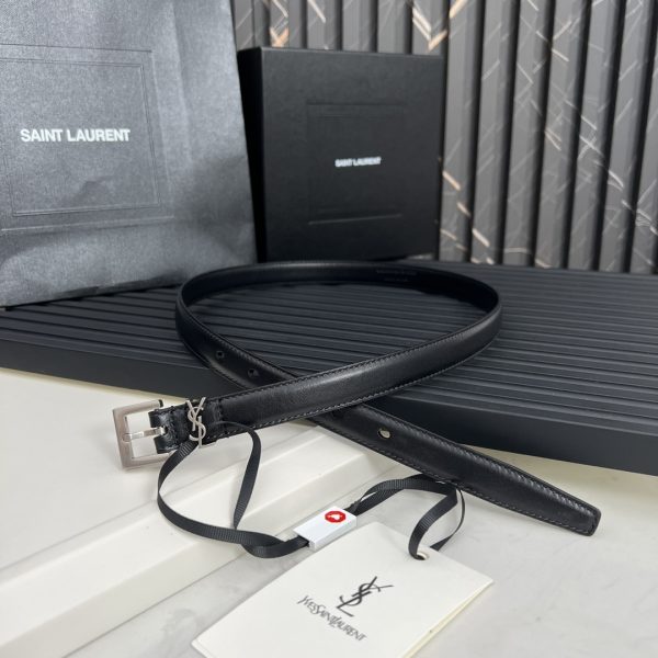 Wear a square-shaped narrow belt and pair it with the Saint Laurent letter-shaped clasp.