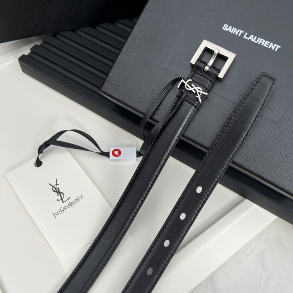 Wear a square-shaped narrow belt and pair it with the Saint Laurent letter-shaped clasp. - Image 7