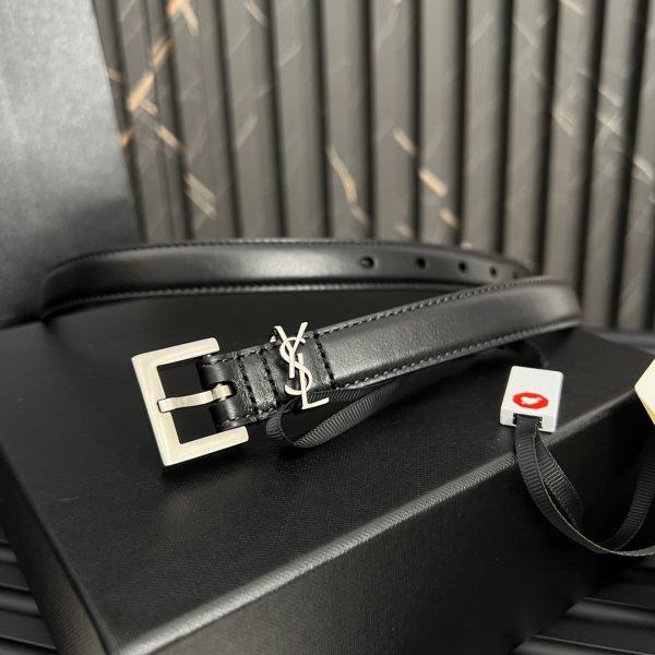 Wear a square-shaped narrow belt and pair it with the Saint Laurent letter-shaped clasp. - Image 6