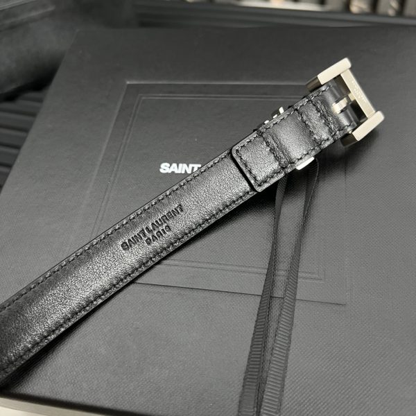 Wear a square-shaped narrow belt and pair it with the Saint Laurent letter-shaped clasp. - Image 5