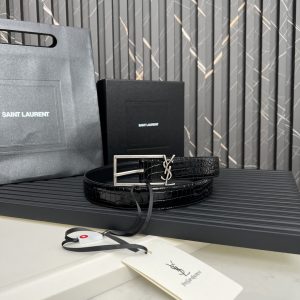 The belt is equipped with a classic YSL logo buckle that can be adjusted.
