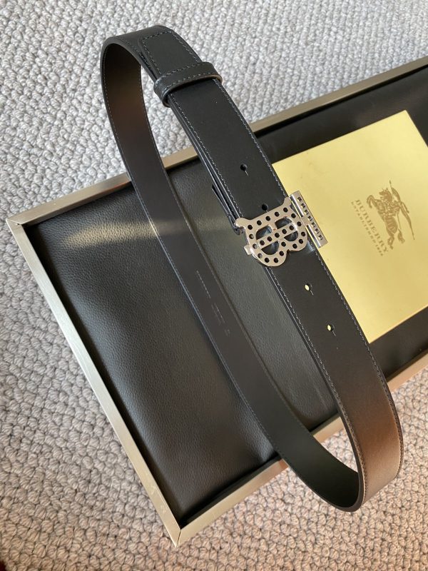 Burberry flagship store launches new products simultaneously ???? - Image 7