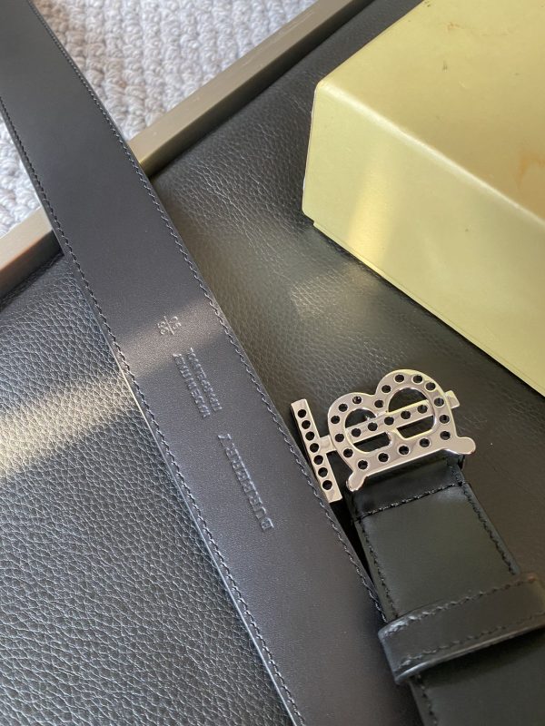 Burberry flagship store launches new products simultaneously ???? - Image 6