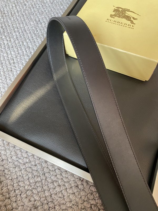 Burberry flagship store launches new products simultaneously ???? - Image 4