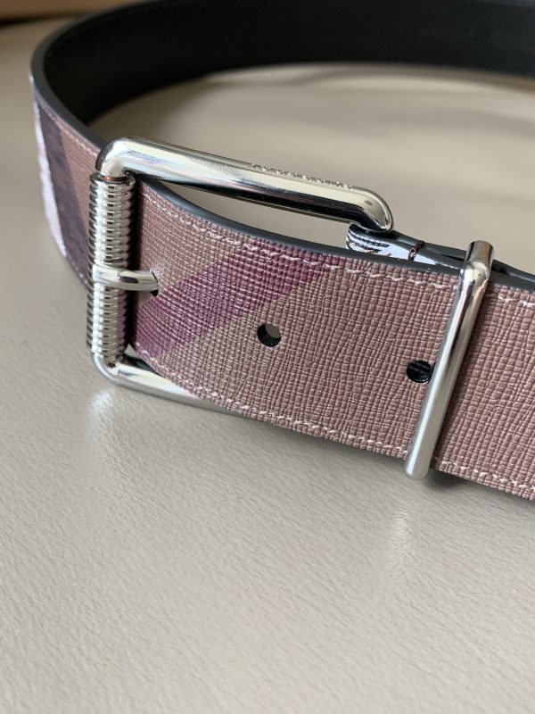 Burberry flagship store's new men's casual belt - Image 3