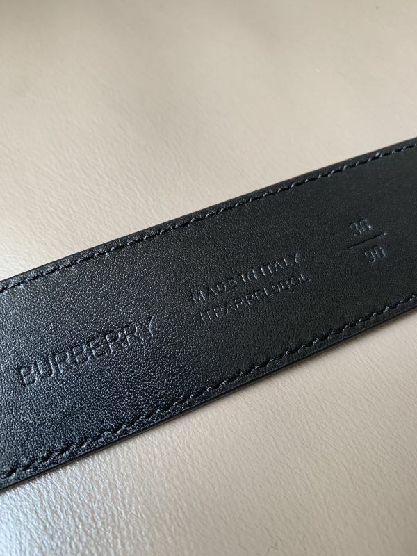 Burberry flagship store's new men's casual belt - Image 2