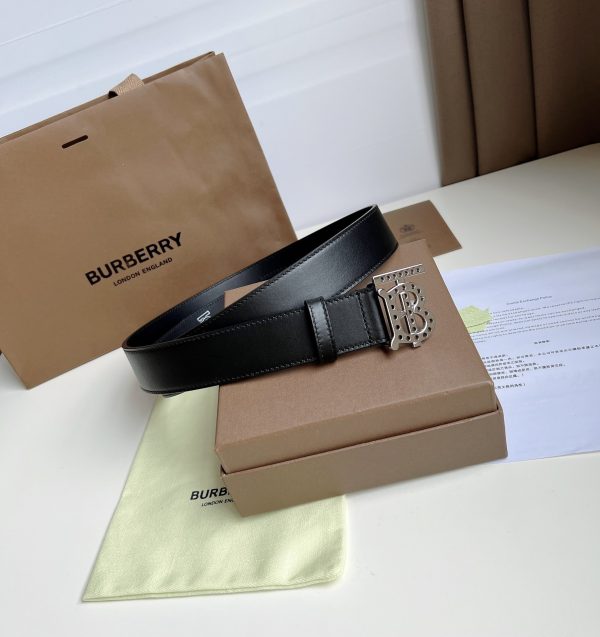 Burberry flagship store has launched new products simultaneously???? The decorative plate buckle with the exclusive logo featuring perforations and gold plating is available for purchase. - Image 8