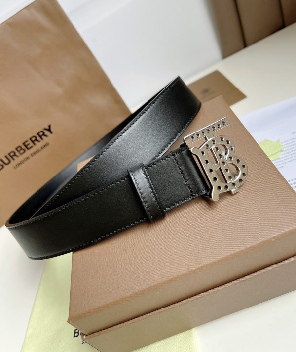 Burberry flagship store has launched new products simultaneously???? The decorative plate buckle with the exclusive logo featuring perforations and gold plating is available for purchase. - Image 7