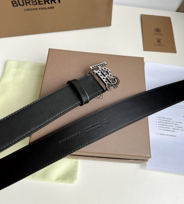 Burberry flagship store has launched new products simultaneously???? The decorative plate buckle with the exclusive logo featuring perforations and gold plating is available for purchase. - Image 6