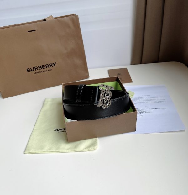 Burberry flagship store has launched new products simultaneously???? The decorative plate buckle with the exclusive logo featuring perforations and gold plating is available for purchase. - Image 4