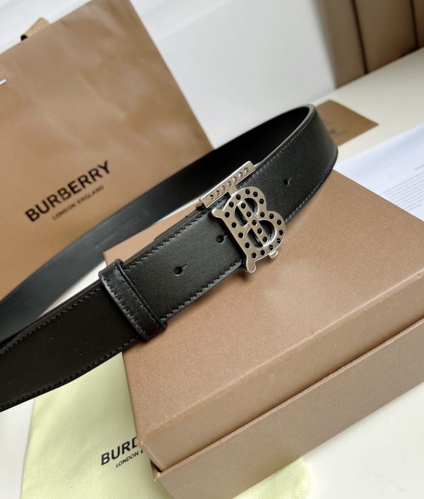 Burberry flagship store has launched new products simultaneously???? The decorative plate buckle with the exclusive logo featuring perforations and gold plating is available for purchase. - Image 2