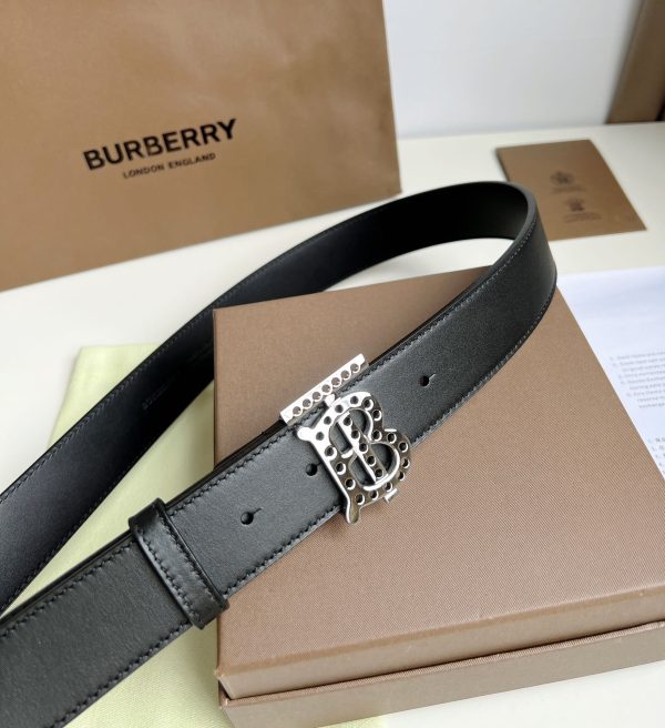 Burberry flagship store has launched new products simultaneously???? The decorative plate buckle with the exclusive logo featuring perforations and gold plating is available for purchase.